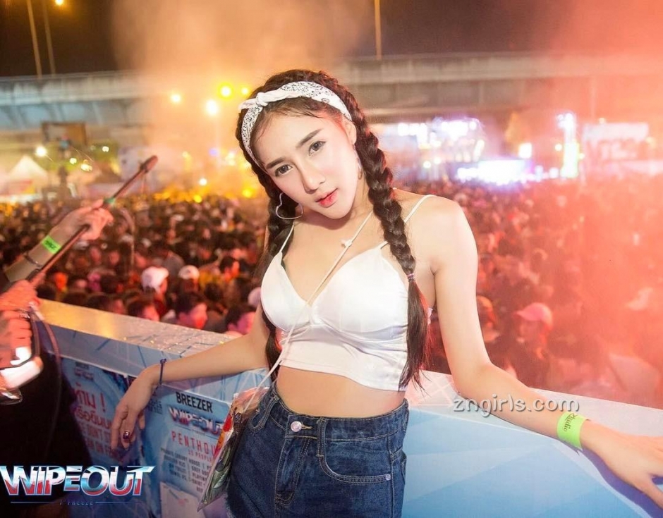 泰国车模Aomamp Narak户外写真酥胸诱人