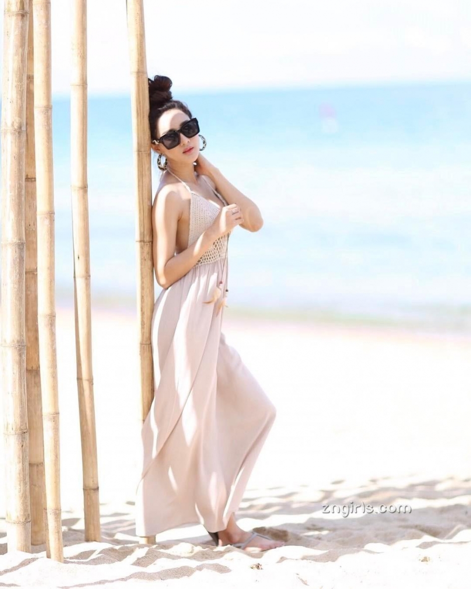 泰国车模Aomamp Narak户外写真酥胸诱人