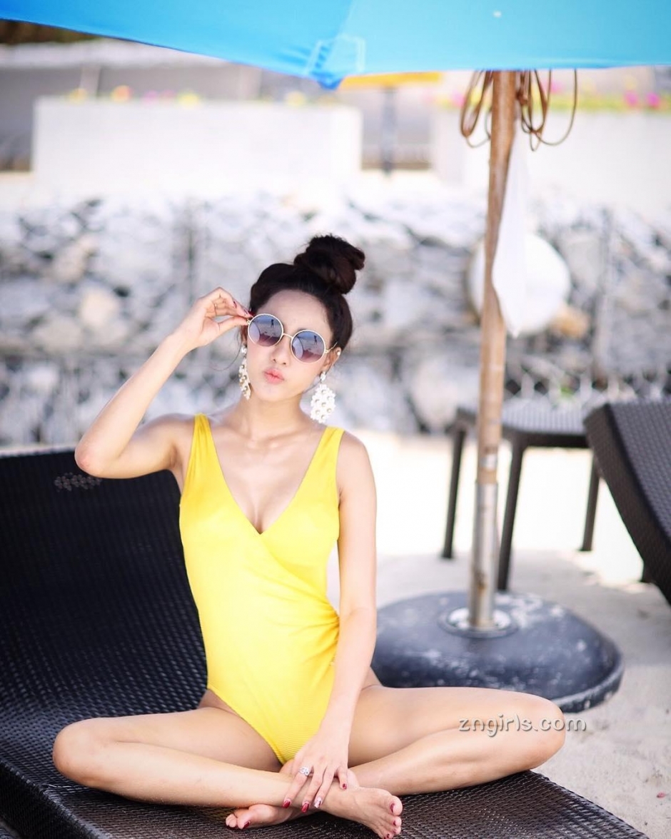 泰国车模Aomamp Narak户外写真酥胸诱人