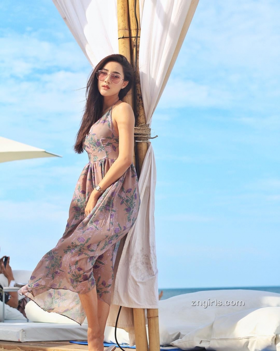 泰国车模Aomamp Narak户外写真酥胸诱人