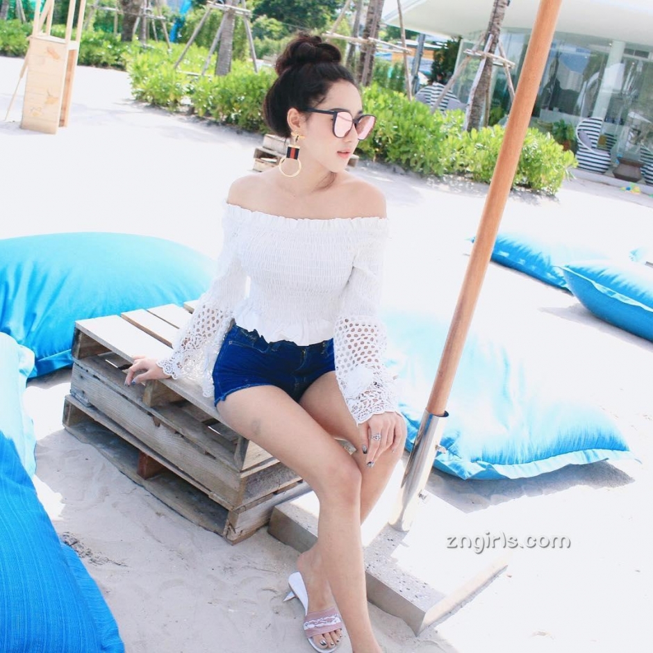 泰国车模Aomamp Narak户外写真酥胸诱人