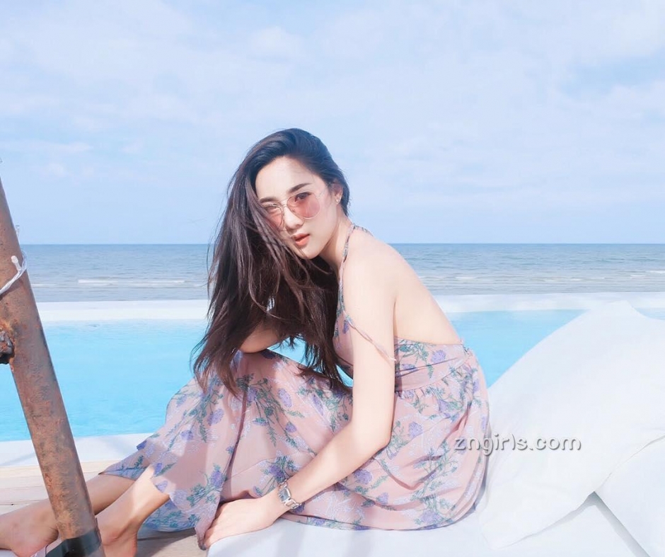 泰国车模Aomamp Narak户外写真酥胸诱人