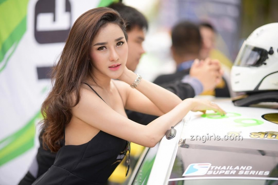 泰国车模Aomamp Narak户外写真酥胸诱人