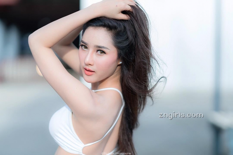 泰国车模Aomamp Narak户外写真酥胸诱人