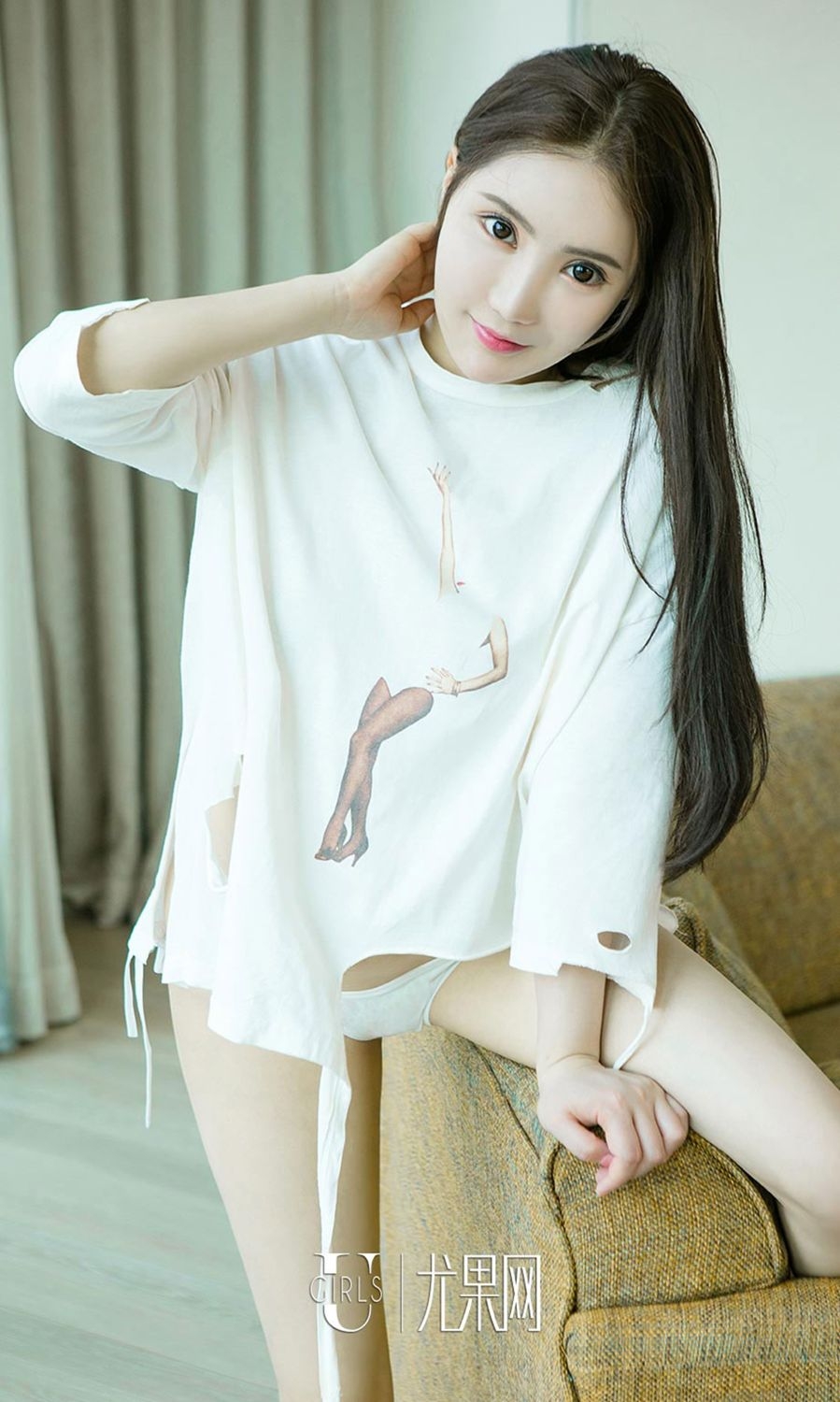 尤果网美女鹿兮吊带短裙写真性感迷人