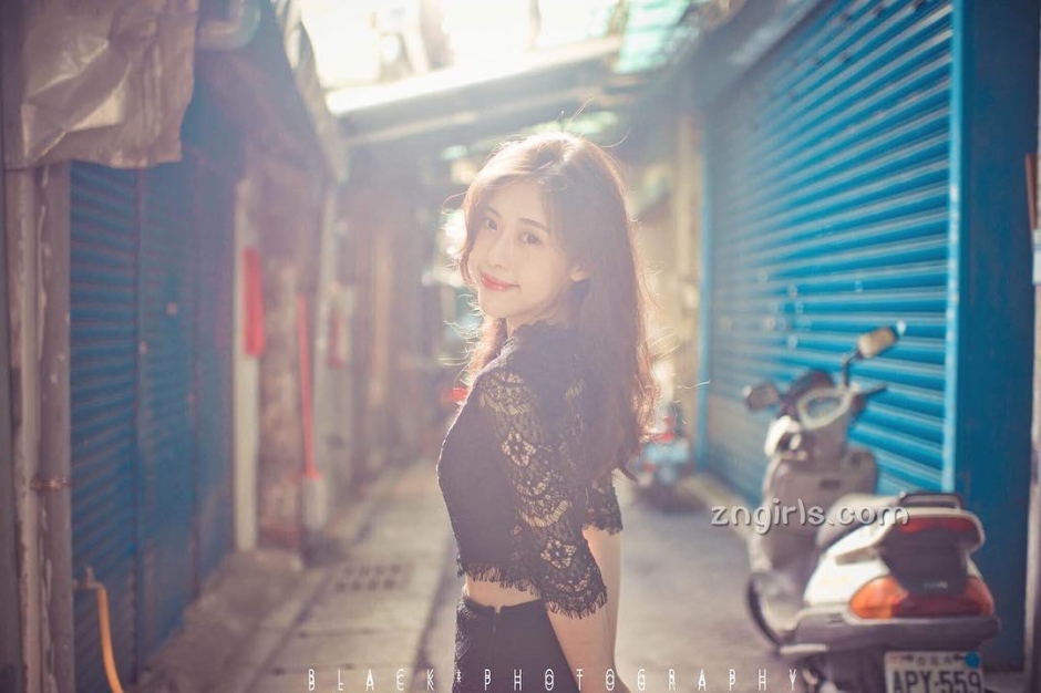 台湾美女校花覃楚邗比基尼私房照