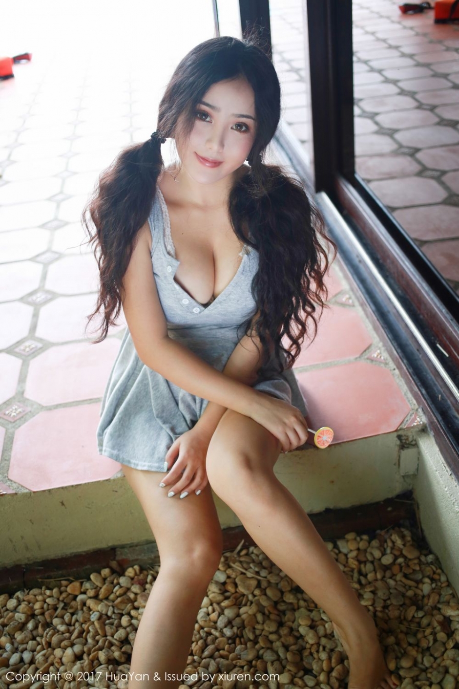 性感女神玛鲁娜情趣内衣写真秀翘臀