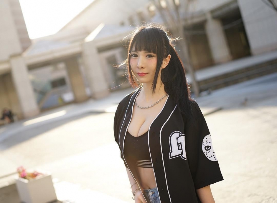 日本美女Natsumi泳装私房照酥胸诱人