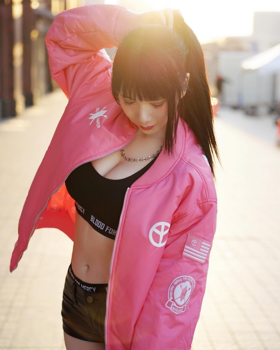 日本美女Natsumi泳装私房照酥胸诱人