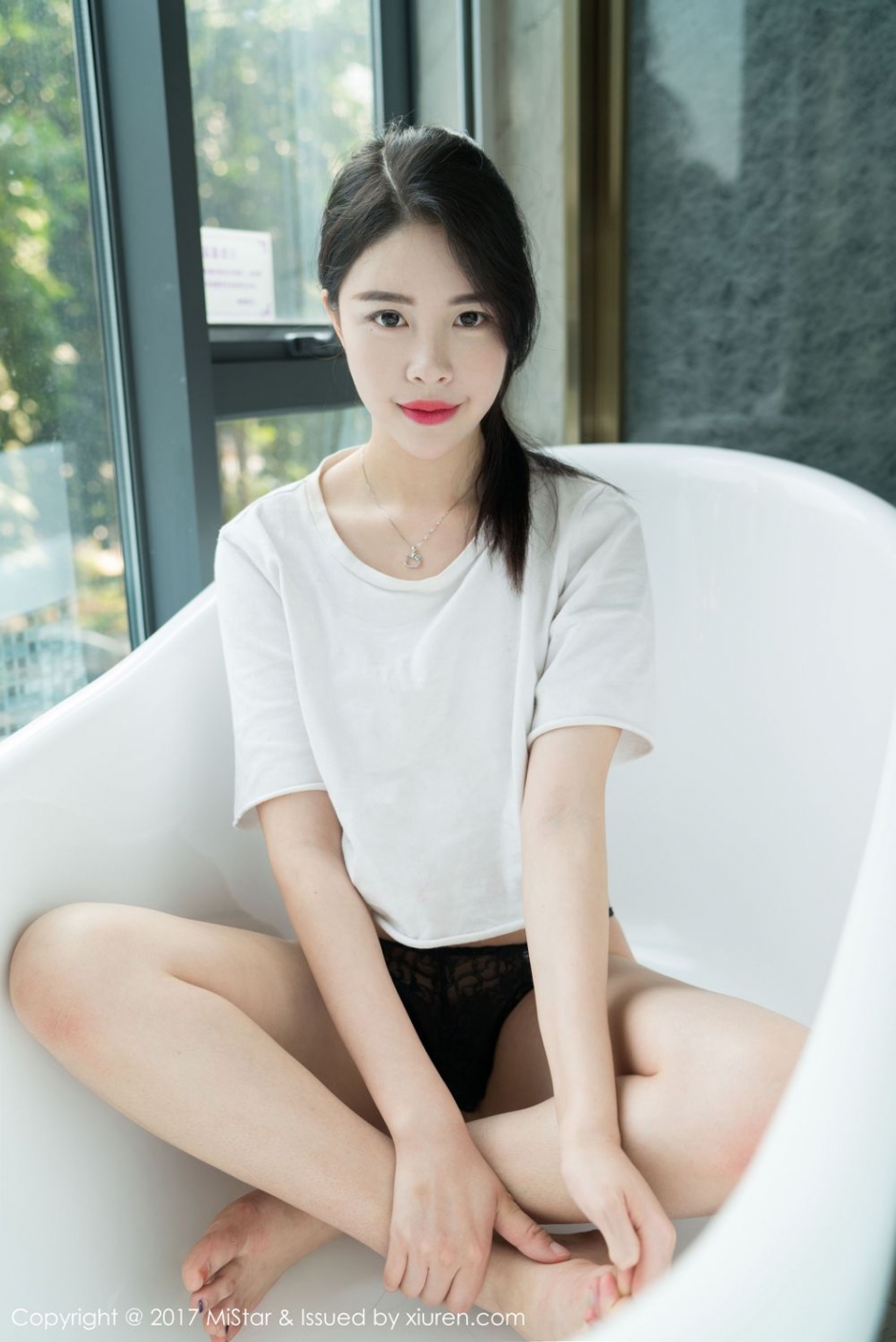 莉尔性感美胸 蕾丝小内写真