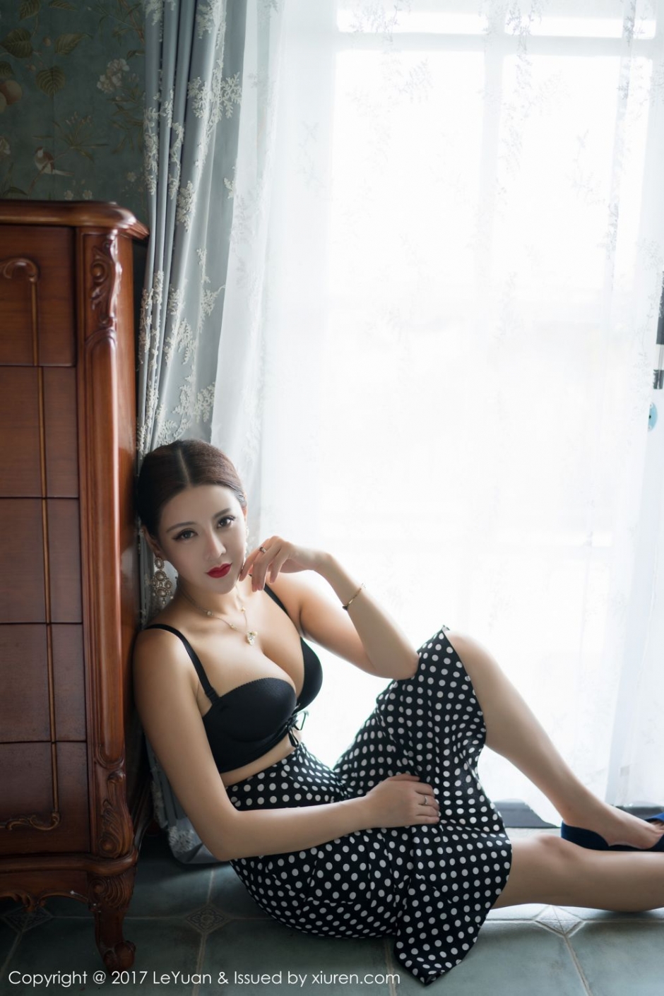 长腿女神美希子 白色蕾丝花色比基尼