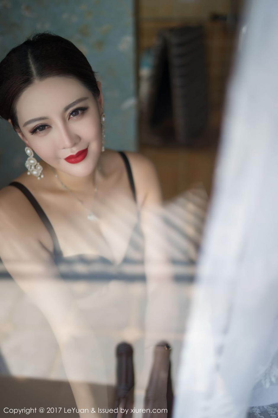 长腿女神美希子 白色蕾丝花色比基尼