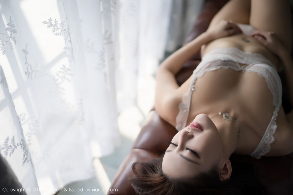 长腿女神美希子 白色蕾丝花色比基尼