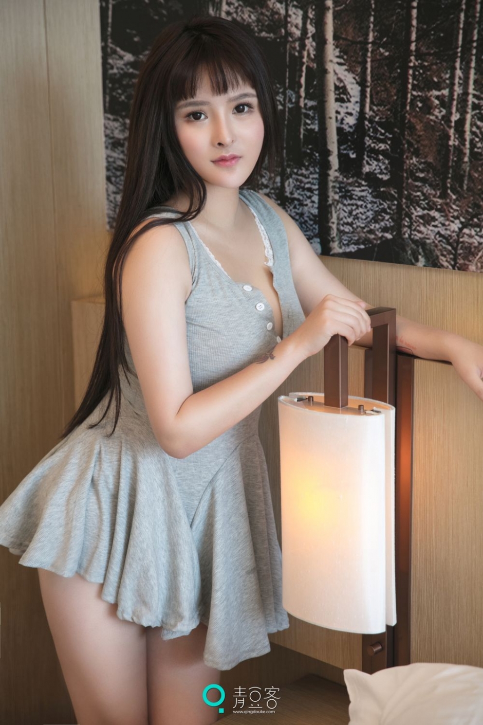 杨漫妮再临青豆客 粗布衣难掩惹火身材