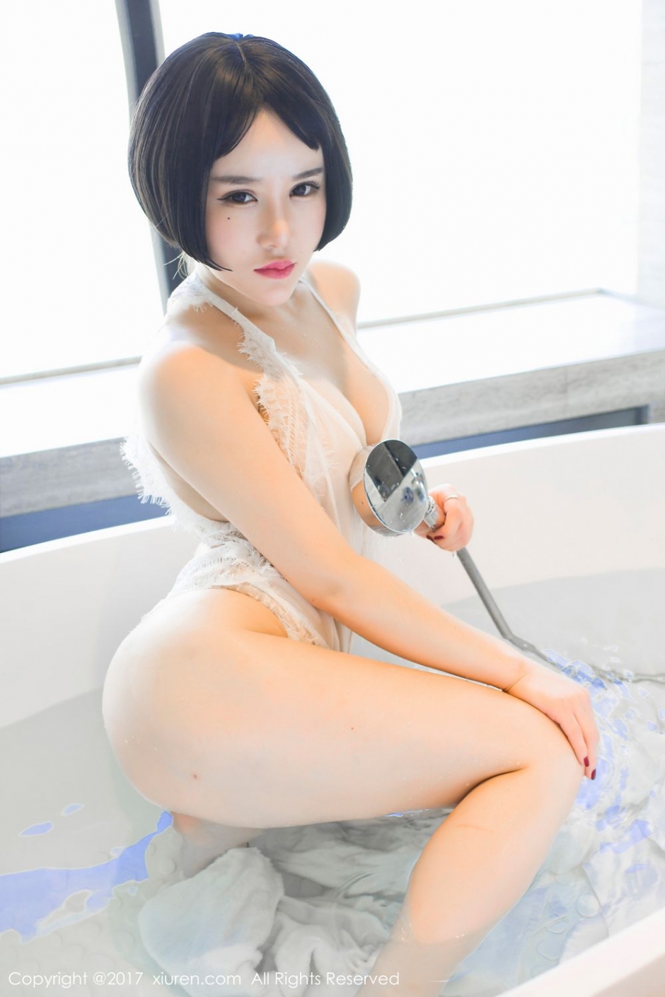 浑圆粉嫩曲佑熙 白色蕾丝浴缸湿身