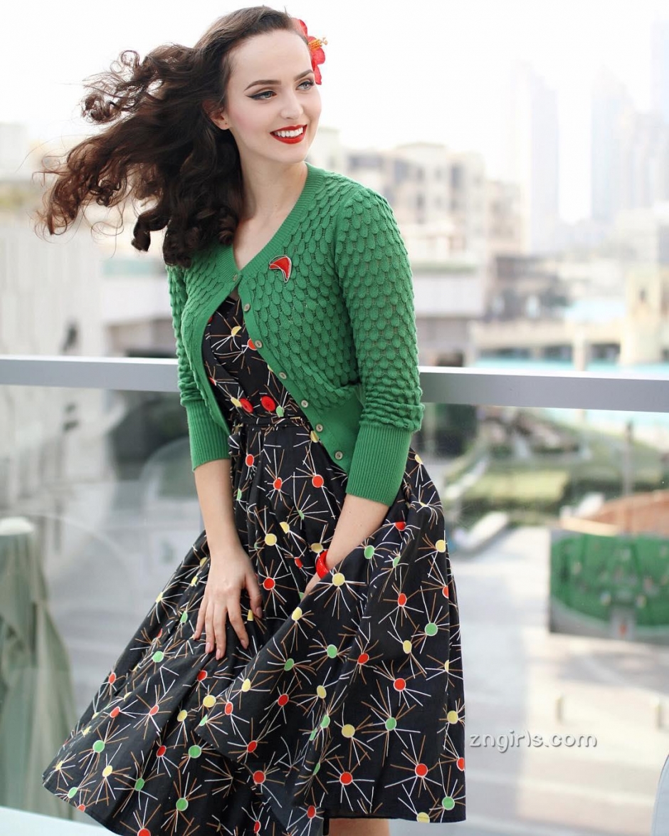 波黑美女Aida Dapo街头复古写真风情万种