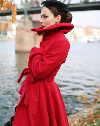 波黑美女Aida Dapo街头复古写真风情万种