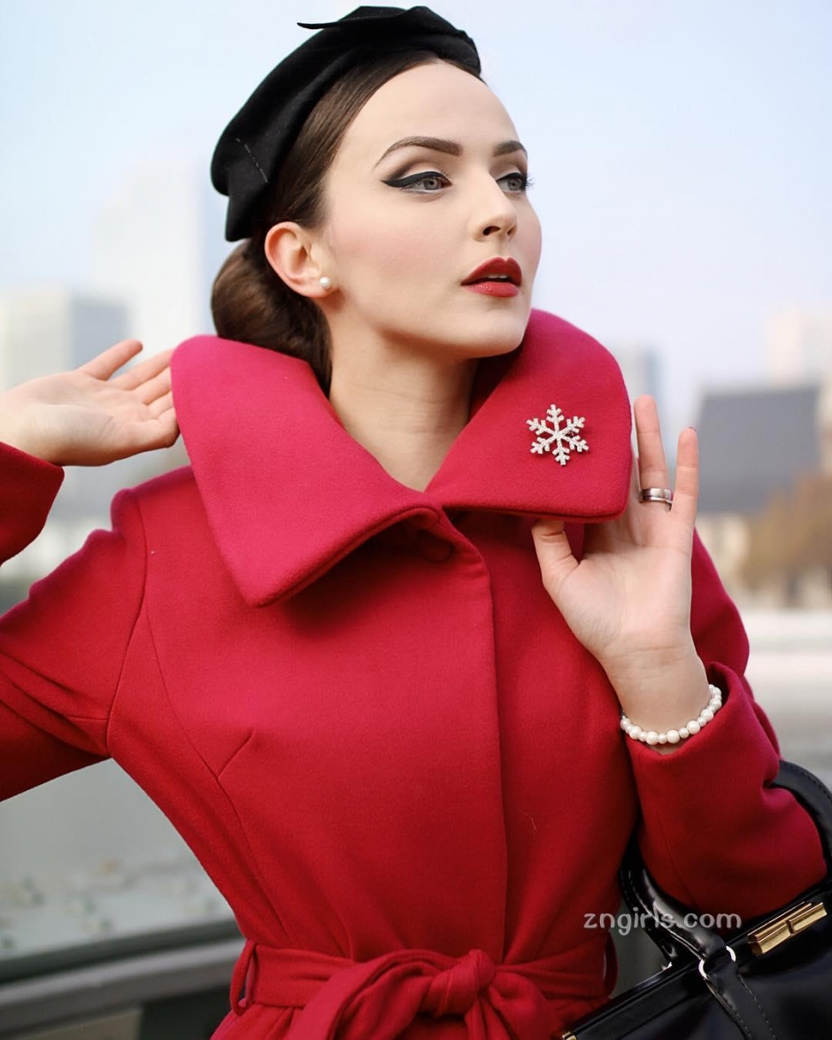 波黑美女Aida Dapo街头复古写真风情万种