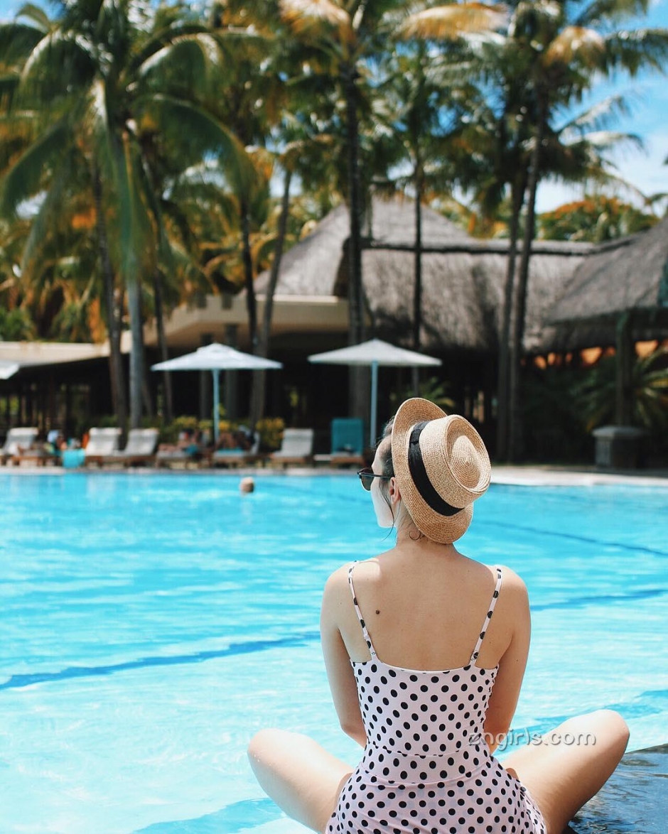 波黑美女Aida Dapo街头复古写真风情万种