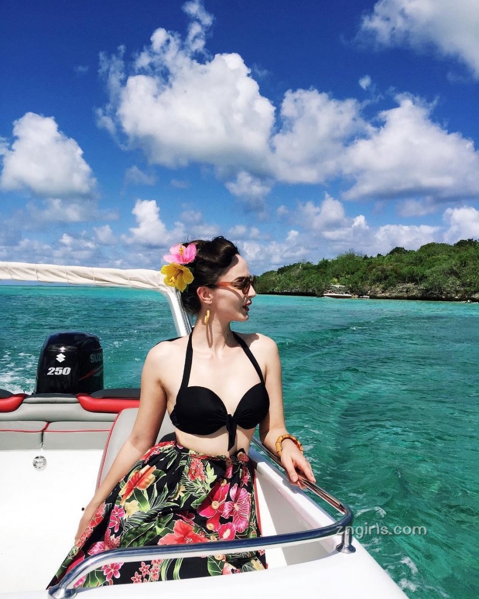 波黑美女Aida Dapo街头复古写真风情万种