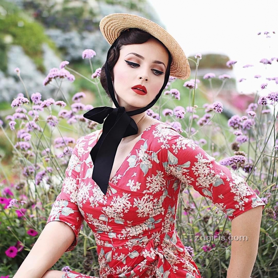 波黑美女Aida Dapo街头复古写真风情万种