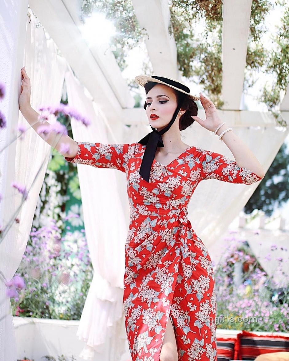 波黑美女Aida Dapo街头复古写真风情万种