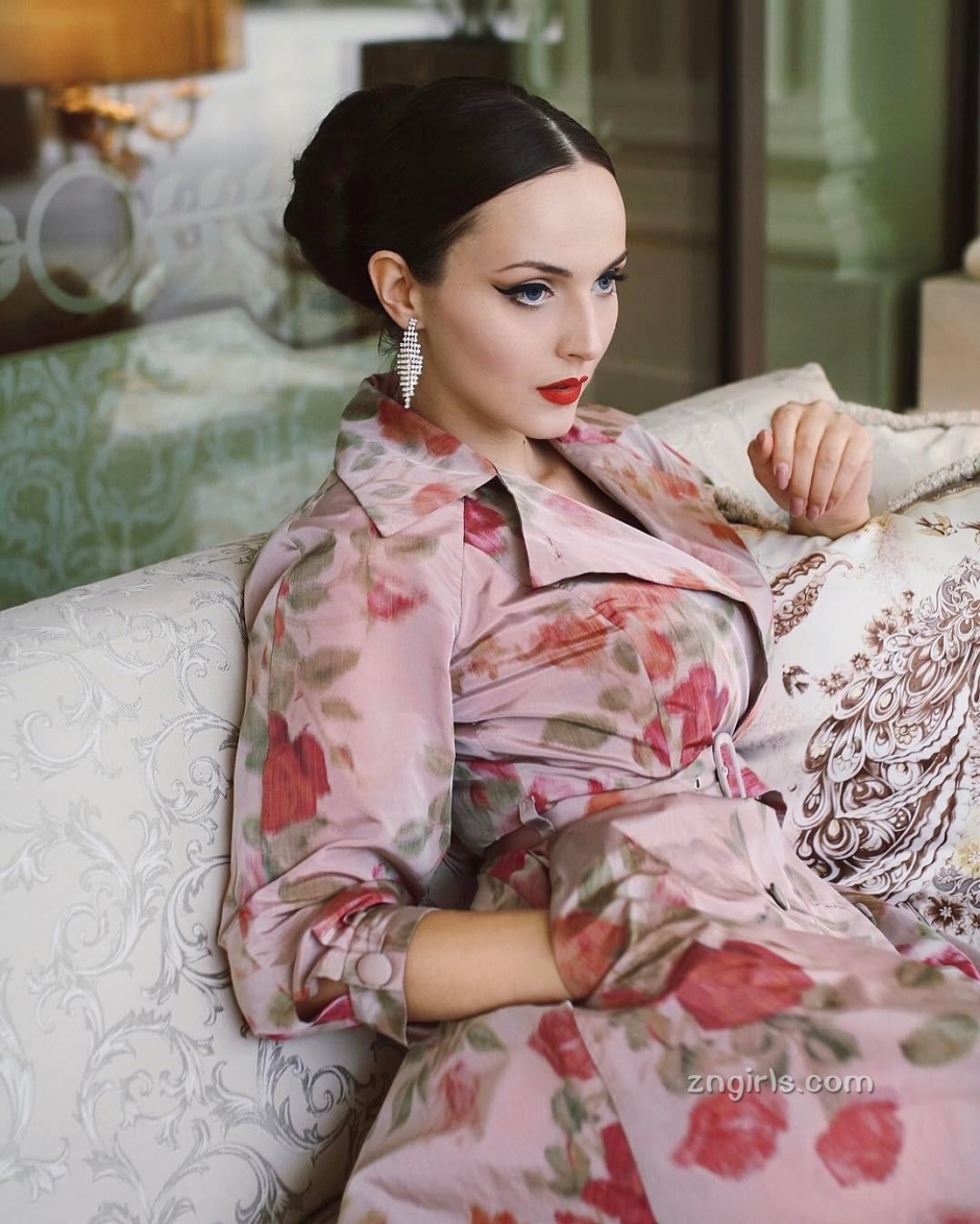 波黑美女Aida Dapo街头复古写真风情万种