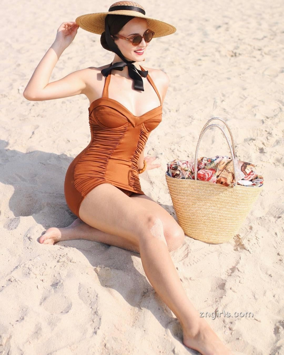 波黑美女Aida Dapo街头复古写真风情万种