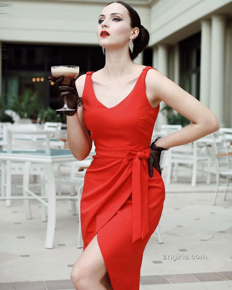 波黑美女Aida Dapo街头复古写真风情万种