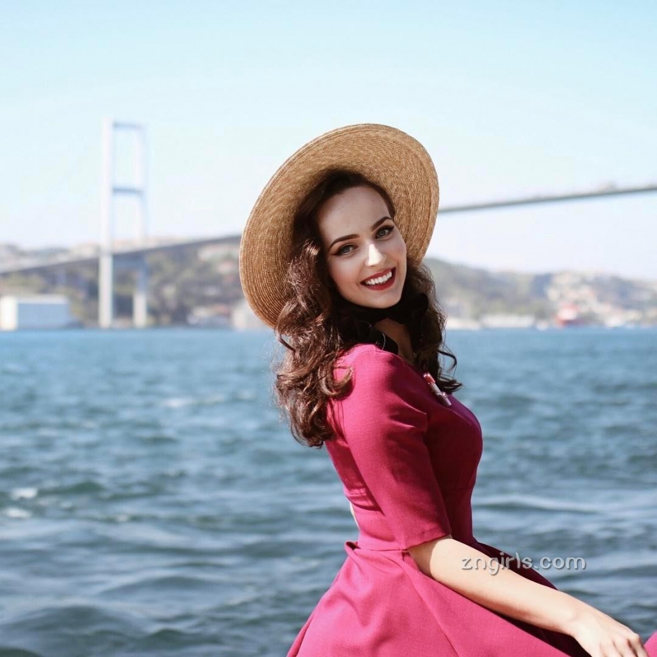 波黑美女Aida Dapo街头复古写真风情万种