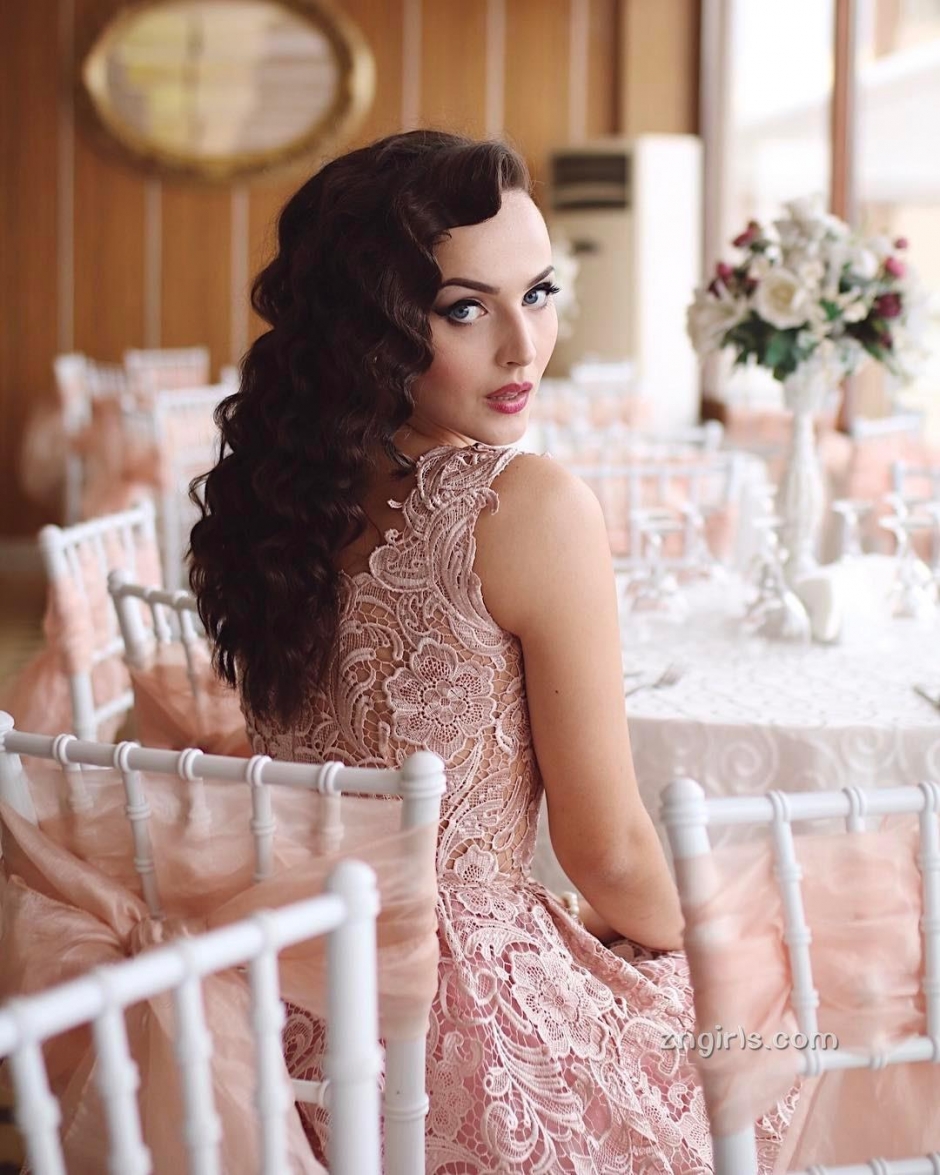 波黑美女Aida Dapo街头复古写真风情万种