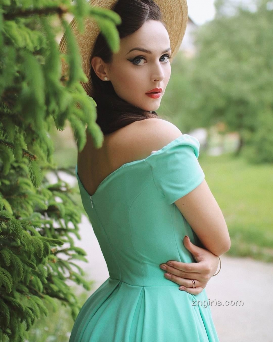 波黑美女Aida Dapo街头复古写真风情万种