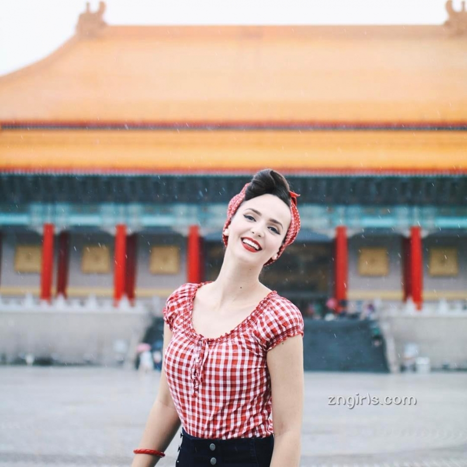 波黑美女Aida Dapo街头复古写真风情万种