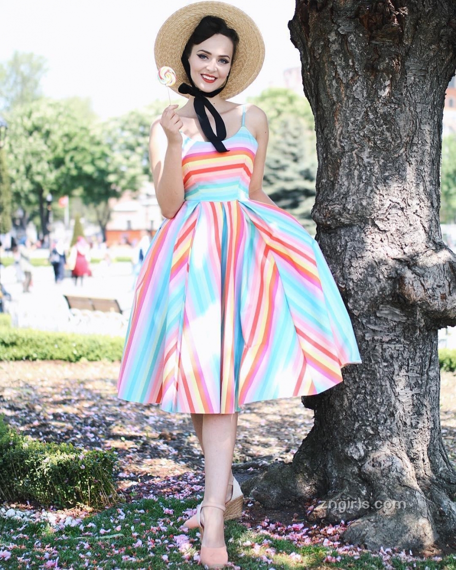 波黑美女Aida Dapo街头复古写真风情万种