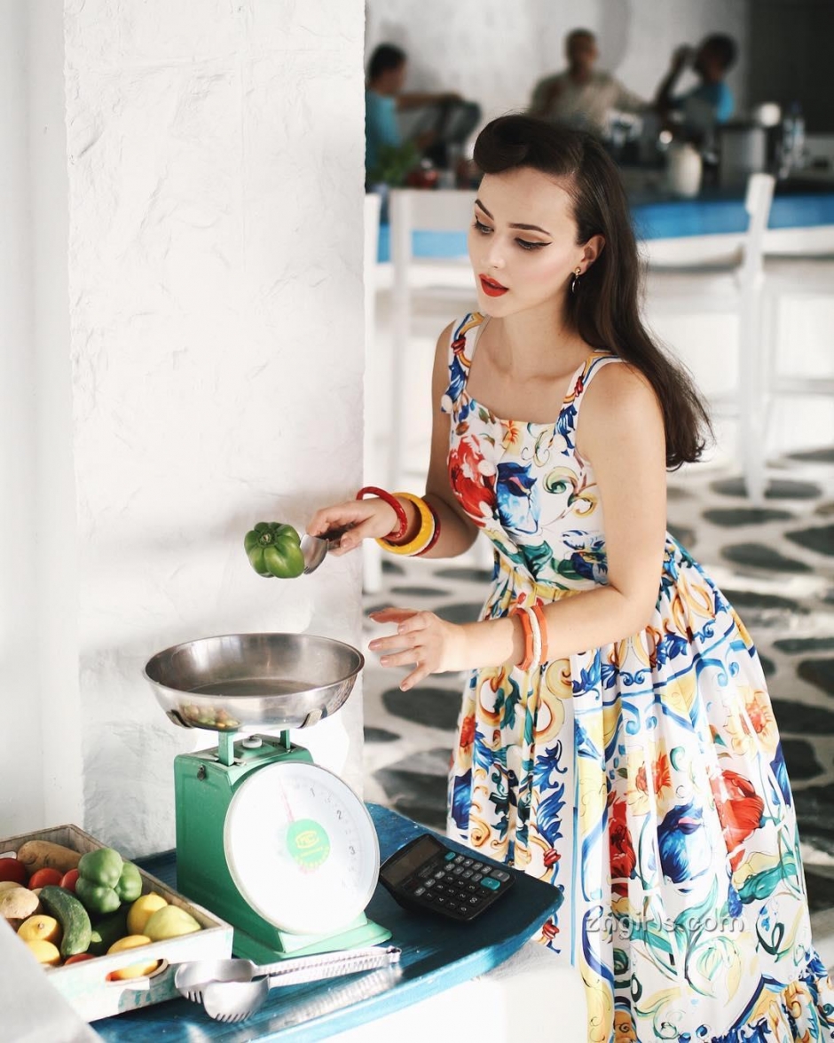 波黑美女Aida Dapo街头复古写真风情万种