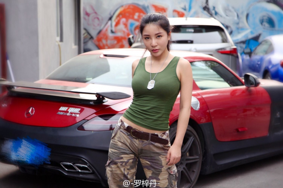 美女模特罗梓丹紧身短裙写真秀美臀