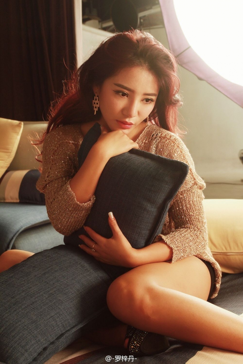 美女模特罗梓丹紧身短裙写真秀美臀