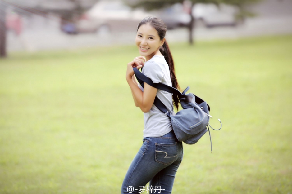 美女模特罗梓丹紧身短裙写真秀美臀