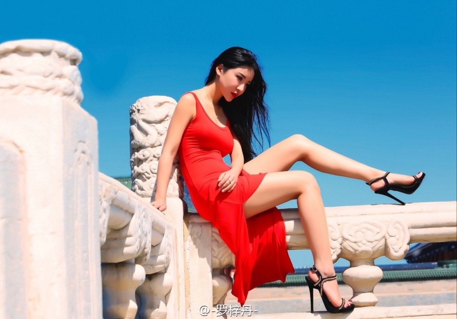 美女模特罗梓丹紧身短裙写真秀美臀