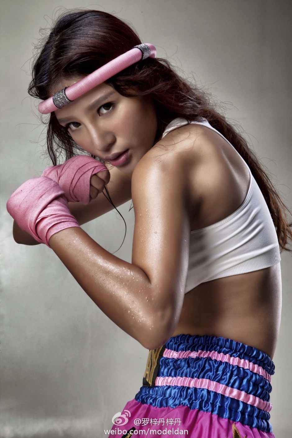 美女模特罗梓丹紧身短裙写真秀美臀