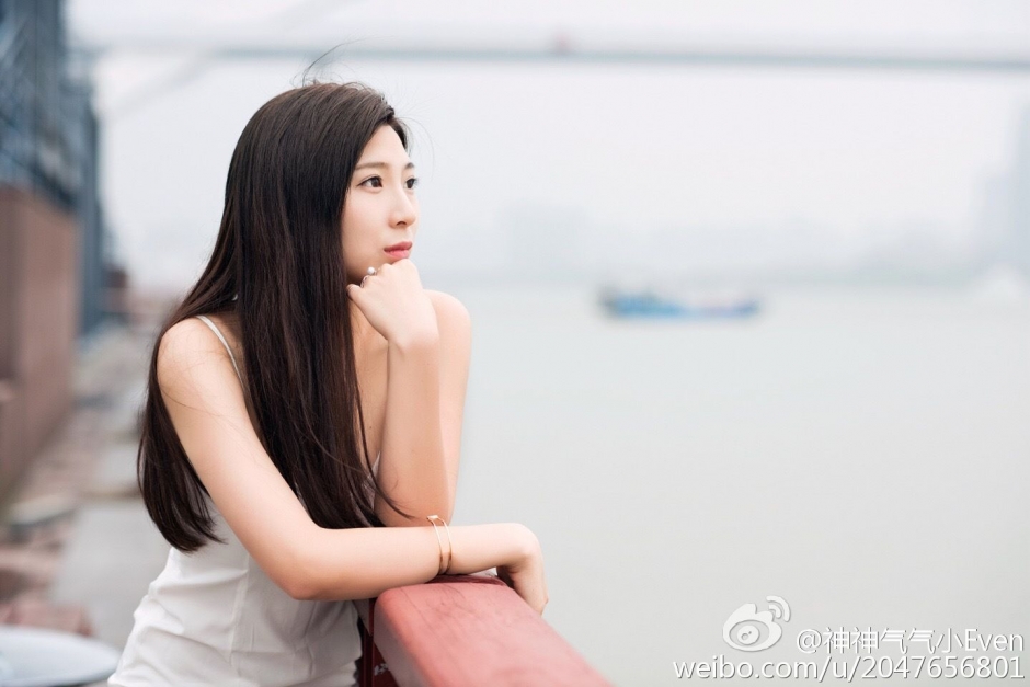 短发模特顾伊雯时尚微博写真