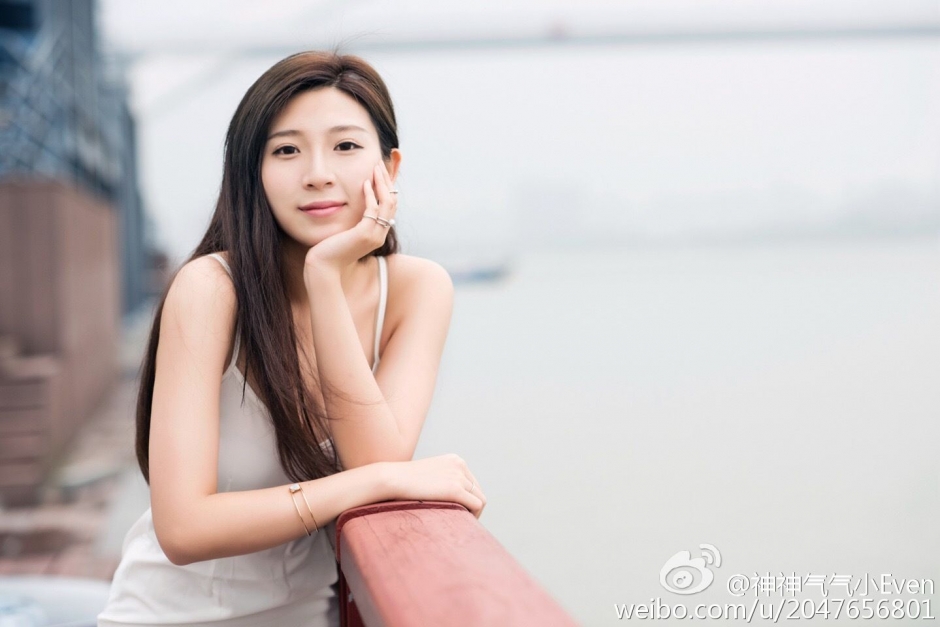 短发模特顾伊雯时尚微博写真