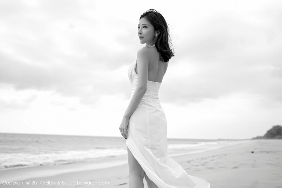 清纯女神施忆佳比基尼湿身写真