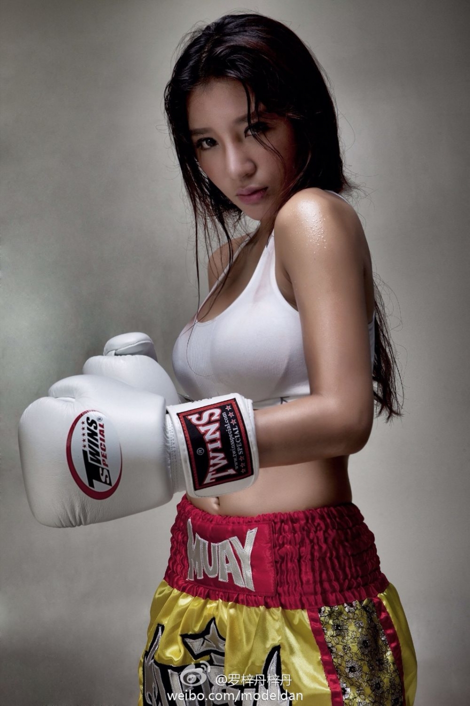 美女模特罗梓丹紧身短裙写真秀美臀