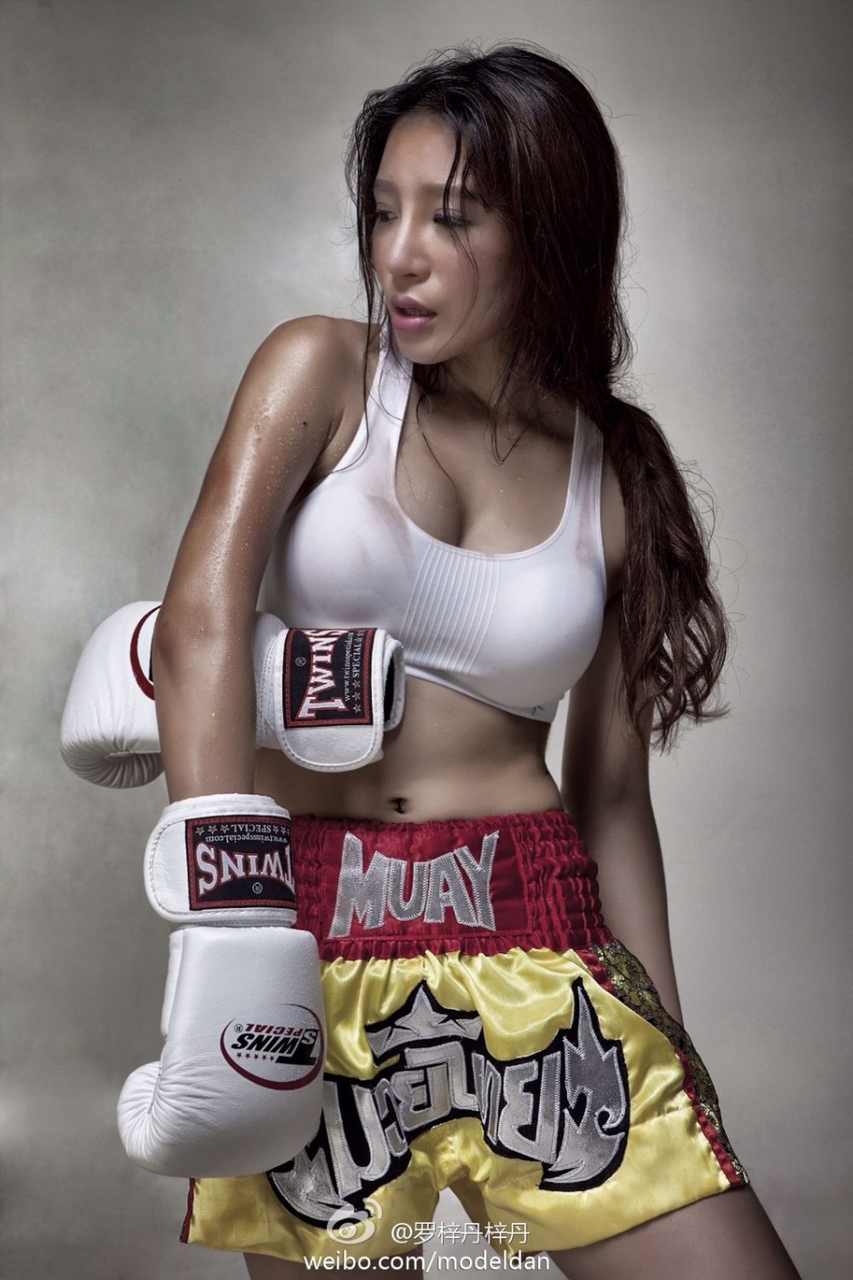 美女模特罗梓丹紧身短裙写真秀美臀