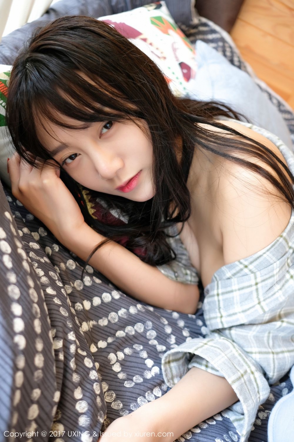 美女嫩模李猩一吊带短裙写真身姿诱人