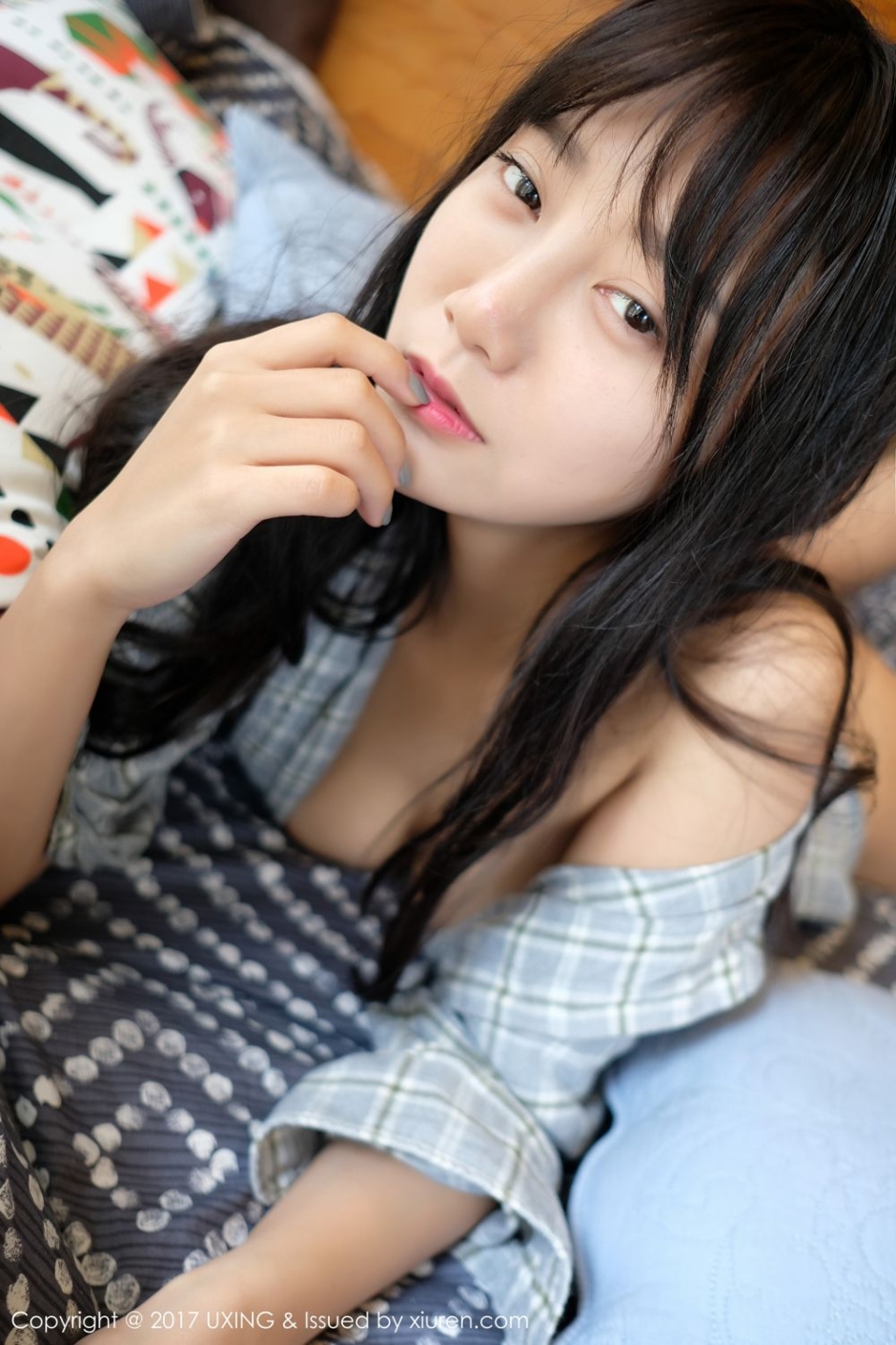 美女嫩模李猩一吊带短裙写真身姿诱人