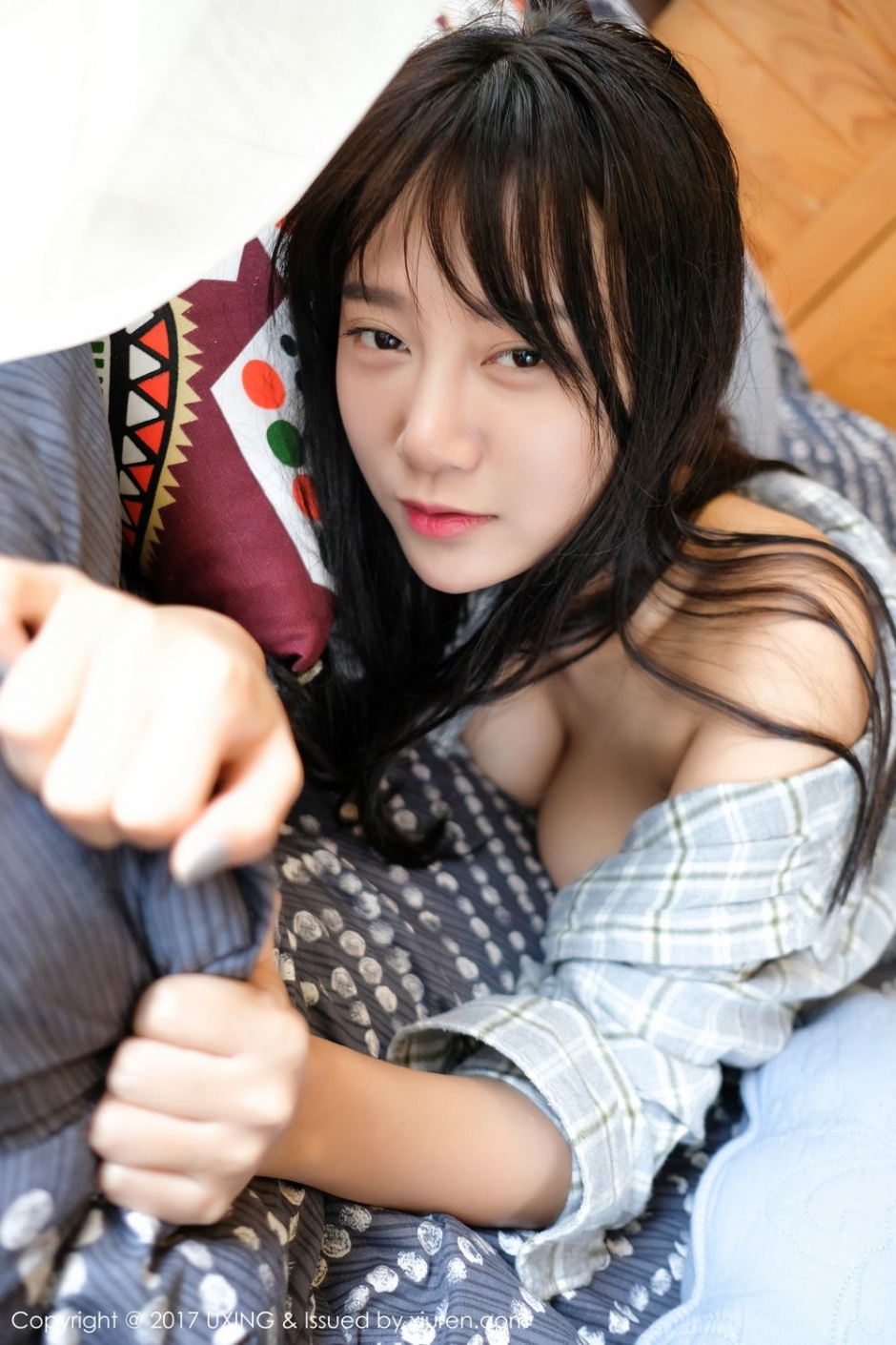 美女嫩模李猩一吊带短裙写真身姿诱人