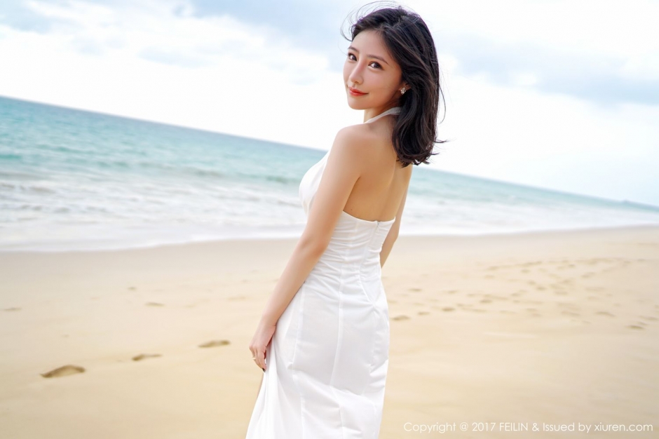 清纯女神施忆佳比基尼湿身写真