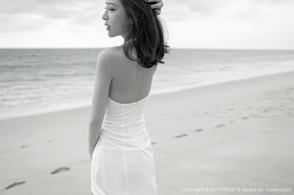 清纯女神施忆佳比基尼湿身写真